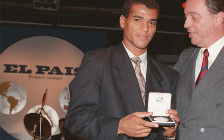 Cafú recibe el premio como mejor jugador de Ámerica de 1994