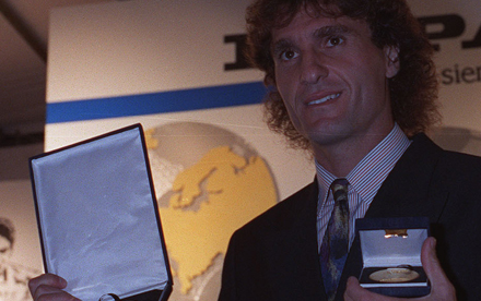 Oscar Ruggeri recibiendo el premio de 1991