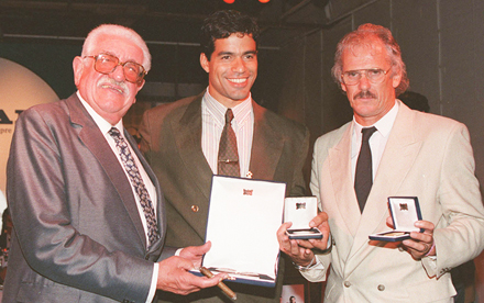 Raí recibe el premio como el mejor de 1992 junto a José Pedro Damiani y Pablo Forlán