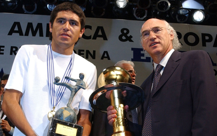 Juan Román Riquelme y Carlos Bianchi, ganadores de 2001
