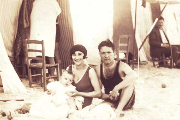 Francisco en la playa pocitos con sus padres - 1929